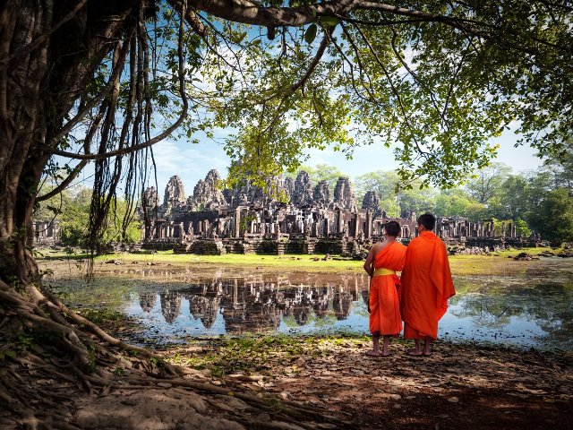Với diện tích 401 mẫu Anh, Angkor Wat ở Siem Reap, Campuchia là quần thể kiến trúc tín ngưỡng lớn nhất thế giới